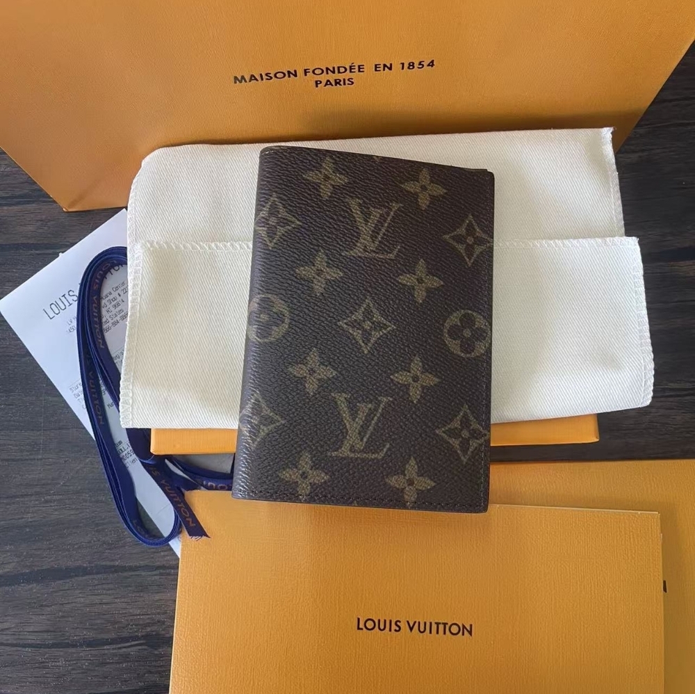 Louis Vuitton Passport Cover - Picture 2 of 11